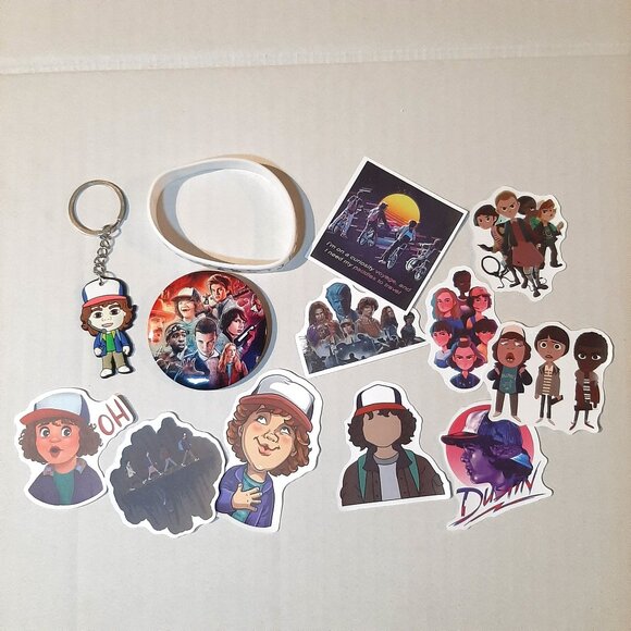 Stranger Things Dustin Fan mini gift set Keyring Pin Rubber Bracelet an Stickers - Picture 3 of 3